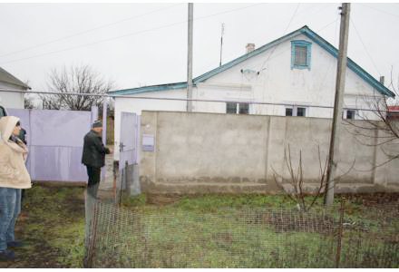 Продается дом в Крыму, пгт. Раздольное, ул. Космонавтов, 6 (районный центр), в 5-ти мин ходьбы от автостанции, до центра около 20 мин, до моря на своём авто 8 минут (в 7км от поселка находится море ). В летний период ходит общественный транспорт через каждые полчаса. <br> <br>Дом в хорошем состоянии из ракушняка. Общая площадь дома - 68,8 кв.м , 4 комнаты, кухня, ванная комната, санузел в доме. Дом газифицирован, вода в доме, пластиковые окна. <br> <br>Участок - 7 соток с плодовыми деревьями и кустарниками (вишни, груши, черешня желтая и красная, абрикос, орех, кизил, инжир, виноград). <br> <br>Имеются хозпостройки общей площадью 88 кв.м, гараж-20кв.м, подвал, высокий капитальный забор. <br> <br>Документы российского образца. <br> <br>Цена 2800000руб., реальному покупателю реальный торг! <br> <br>89781440487 - фото Фото: Продается дом в Крыму, пгт. Раздольное, ул. Космонавтов, 6 (районный центр), в 5-ти мин ходьбы от автостанции, до центра около 20 мин, до моря на своём авто 8 минут (в 7км от поселка находится море ). В летний период ходит общественный транспорт через каждые полчаса. <br> <br>Дом в хорошем состоянии из ракушняка. Общая площадь дома - 68,8 кв.м , 4 комнаты, кухня, ванная комната, санузел в доме. Дом газифицирован, вода в доме, пластиковые окна. <br> <br>Участок - 7 соток с плодовыми деревьями и кустарниками (вишни, груши, черешня желтая и красная, абрикос, орех, кизил, инжир, виноград). <br> <br>Имеются хозпостройки общей площадью 88 кв.м, гараж-20кв.м, подвал, высокий капитальный забор. <br> <br>Документы российского образца. <br> <br>Цена 2800000руб., реальному покупателю реальный торг! <br> <br>89781440487