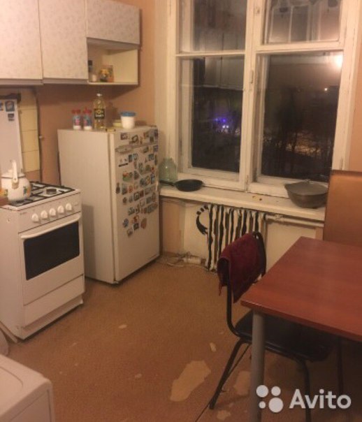 Фото: Сдаётся комната в 3-х комнатной квартире. Сама живу в ней уже 2 года. Ровно 5 мин до метро. Комната разделена шкафами, так что считайте, что две отдельные! Соседи замечательные не конфликтные. В первой живут две подруги и во второй два брата 23-25 лет. Все работающие! <br>в 3-ей комнате жила я. Сейчас переезжаю. Хочется помочь хозяйке найти хороших арендаторов. Рассматриваем 1-2 человека до 30 лет. Хороших людей. <br> Хозяйка не беспокоит. Приходит редко. Раз в полгода. Все вопросы в сообщении. Если совсем много вопросов, звоните. <br>Агентам и агентствам НЕ ЗВОНИТЬ!!!!НЕ БЕСПОКОИТЬ!!!<br>Заселение, только после личной встречи и беседы.