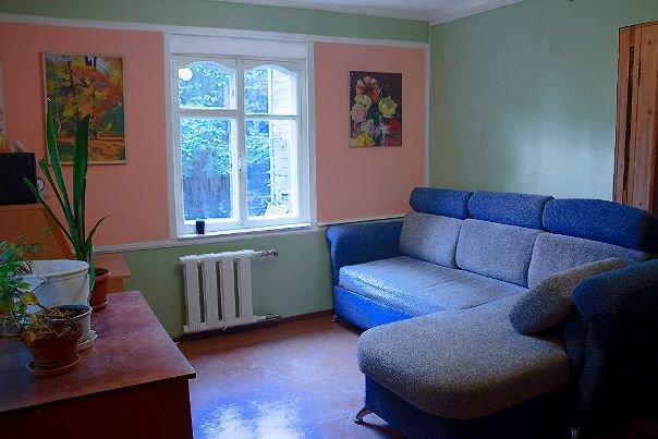Фото:  Сдаю комнату, только после ремонта, в частном доме дачного поселка Малаховка. <br>(Казанское направление, 20 минут от м.Выхино) <br><br> Дом расположен в 3 минутах ходьбы  от платформы. <br> Чистый воздух <br> Рядом парк. <br> Стадион и озеро с пляжем. <br> Культурный поселок, с богатым историческим прошлым <br> Тихие, отзывчивые соседи. <br><br>Холодильник, стиральная машина, микроволновка, wi-fi. <br><br>Комнаты сдаются только бережливым и ответственным жильцам, с похожими взглядами на быт. <br>Спортсмены и обладатели творческих профессий приветствуются!!! <br><br>Стоимость 1 комнаты - 12000 + коммуналка. Депозит - 6000.<br><br>По всем вопросам в ЛС.<br> Тремаскин