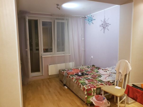 Сдам комнату на небольшой срок в 2-к квартире парню, девушке или двум девушкам. Я проживаю в другой комнате. Находится в 10 минутах пешком от м. Селигерская (Зелёная ветка). В комнате есть большой шкаф, раскладной диван и небольшая кровать (под человека ростом максимум 1.80), ещё свой балкон. А вообще в квартире есть всё необходимое: утюг, стиралка, микроволновка, вай-фай:)<br>Оплата за комнату - 25к в месяц + свет и вода. И залог, идущий на оплату за последний месяц. Пишите в ЛС. - фото Фото: Сдам комнату на небольшой срок в 2-к квартире парню, девушке или двум девушкам. Я проживаю в другой комнате. Находится в 10 минутах пешком от м. Селигерская (Зелёная ветка). В комнате есть большой шкаф, раскладной диван и небольшая кровать (под человека ростом максимум 1.80), ещё свой балкон. А вообще в квартире есть всё необходимое: утюг, стиралка, микроволновка, вай-фай:)<br>Оплата за комнату - 25к в месяц + свет и вода. И залог, идущий на оплату за последний месяц. Пишите в ЛС.