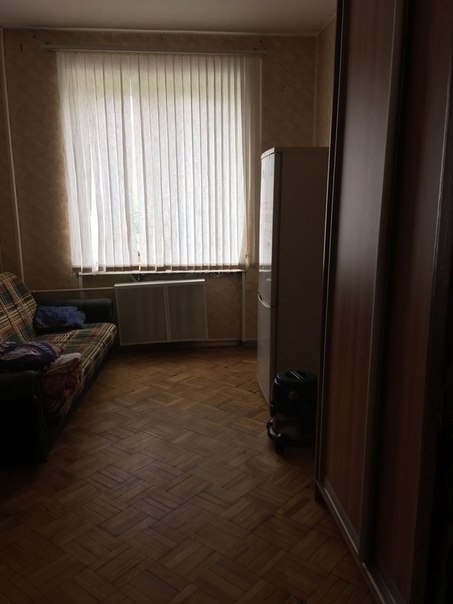 Фото: Изолированная комната для девушки или женщины на долгий срок. Университетский пр. д 4, до метро Университет 1.7 км, Академическая 1.7 км, Воробьёвы горы 2.1 км, так же удобно до м. Октябрьская 15-20 мин на транспорте. Во второй комнате проживает Женщина с ребёнком (ходит в д.с.). <br>Оплата 15 т.р. месяц + по счётчикам свет и вода. Залог можно разбить на 2 мес. без комиссии. 8(915)2612779 Ирина.<br> Тарасова