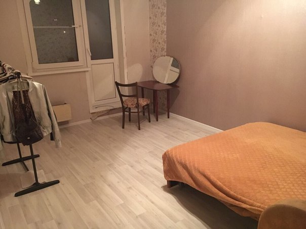 Ищем в соседки девушку:<br><br>Сдается комната в трехкомнатной квартире, комната изолированная с просторной лоджией и односпальной кроватью. В двух других комнатах по 1-му соседу. Девушка и Парень.<br><br>Квартира просторная с высокими потолками, со всем необходимым для проживания: Интернет, Холодильник, Микроволновка, Посуда и т.д. В коридоре на всю стену шкаф для одежды.<br><br>Инфраструктура развита, все что нужно - в шаговой доступности. Можно ввезти свою мебель. Так-же в коридоре есть диван (если нужно можем перенести). До метро Чертановская 15 минут пешком. Договор от собственника, познакомитесь (в настоящее время заключен на 6 месяцев) если вы подходите то вписываем в договор. В комнате односпальная кровать.<br><br>Заезд сразу если мы друг-другу подходим.<br><br>Залог 13 000р<br>Депозит 13 000р. (Можно разбить на 2 месяца)<br>Комиссия агенту 7500р (50%) - фото Фото: Ищем в соседки девушку:<br><br>Сдается комната в трехкомнатной квартире, комната изолированная с просторной лоджией и односпальной кроватью. В двух других комнатах по 1-му соседу. Девушка и Парень.<br><br>Квартира просторная с высокими потолками, со всем необходимым для проживания: Интернет, Холодильник, Микроволновка, Посуда и т.д. В коридоре на всю стену шкаф для одежды.<br><br>Инфраструктура развита, все что нужно - в шаговой доступности. Можно ввезти свою мебель. Так-же в коридоре есть диван (если нужно можем перенести). До метро Чертановская 15 минут пешком. Договор от собственника, познакомитесь (в настоящее время заключен на 6 месяцев) если вы подходите то вписываем в договор. В комнате односпальная кровать.<br><br>Заезд сразу если мы друг-другу подходим.<br><br>Залог 13 000р<br>Депозит 13 000р. (Можно разбить на 2 месяца)<br>Комиссия агенту 7500р (50%)
