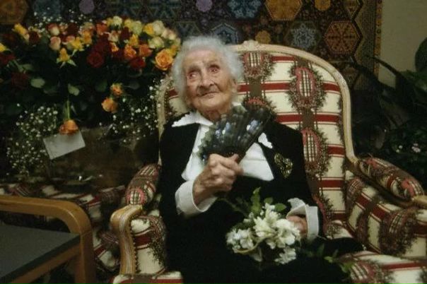 Француженке Жанне Кальман уже исполнилось 90 лет, когда на её весьма симпатичный домик положил глаз один адвокат. Рассчитывая на скорую кончину старушки, юрист предложил ей заключить договор пожизненного содержания в обмен на завещание ему данной недвижимости. Бабушка договор подписала. По этому договору адвокат обязался выплачивать ей некую фиксированную сумму ежемесячно до самой её смерти, после чего дом отходил ему. Было ему тогда, кстати, всего 47 лет.<br><br> Старушка оказалась крепкой и пережила этого юриста. Но история на этом не завершилась. Деньги ей продолжала платить вдова адвоката, ведь иначе, по договору, ранее выплаченные суммы «сгорали». В итоге общая сумма, выплаченная адвокатом и его вдовой, втрое превысила рыночную стоимость дома. А сама Жанна Кальман скончалась, прожив на свете более 120 лет. - фото Фото: Француженке Жанне Кальман уже исполнилось 90 лет, когда на её весьма симпатичный домик положил глаз один адвокат. Рассчитывая на скорую кончину старушки, юрист предложил ей заключить договор пожизненного содержания в обмен на завещание ему данной недвижимости. Бабушка договор подписала. По этому договору адвокат обязался выплачивать ей некую фиксированную сумму ежемесячно до самой её смерти, после чего дом отходил ему. Было ему тогда, кстати, всего 47 лет.<br><br> Старушка оказалась крепкой и пережила этого юриста. Но история на этом не завершилась. Деньги ей продолжала платить вдова адвоката, ведь иначе, по договору, ранее выплаченные суммы «сгорали». В итоге общая сумма, выплаченная адвокатом и его вдовой, втрое превысила рыночную стоимость дома. А сама Жанна Кальман скончалась, прожив на свете более 120 лет.