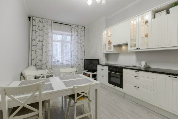 Фото: г. Санкт-Петербург<br><br>Лыжный переулок, 3<br><br>Хотите купить квартиру в шаговой доступности (10 мин.пеш.) до новой станции м.Беговая Предлагаем Вашему вниманию квартиру, пожалуй, с самой удачной планировкой. 64 кв.м., кухня 16 кв.м., две изолированные комнаты, 8 этаж. Это один из немногих домов в Приморском районе, где застройщик спроектировал просторные квартиры. Вы по достоинству оцените ширину комнат, их правильные геометрические формы. Рациональность в каждом помещении. Что касается ремонта - продуман до мелочей. В квартире очень приятно находиться. Это связано и с приятной цветовой гаммой, и с наличием света и с продуманностью в каждом шаге. <br>Полностью развитая инфраструктура в микрорайоне: в шаговой доступности 2 детских сада, гимназия, поликлиника, продуктовые магазины, два торгово-развлекательных центра, аквапарк, Парк 300-летия Санкт-Петербурга.<br>В квартире произведен качественный ремонт, очень чисто, красиво и аккуратно.<br>8 150 000 руб.