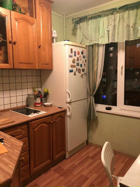 Фото: Наше предложение: комната в двухкомнатной квартире. Сдается на длительный срок. <br>В комнате есть двуспальная кровать, большой шкаф и пара небольших сервантиков. Вся мебель не имеет отношениях к советской эпохе. Для общего пользования: большой холодильник, микроволновка, чайник, электрическая плита, стиралка, утюг и гладильная доска. <br>Район хороший. Летом можно купаться в Строгинской пойме. Рядом МакДак, через дорогу Перекресток, также пара местных магазинов. Удобно добираться до Ашана и Вегаса. До метро 