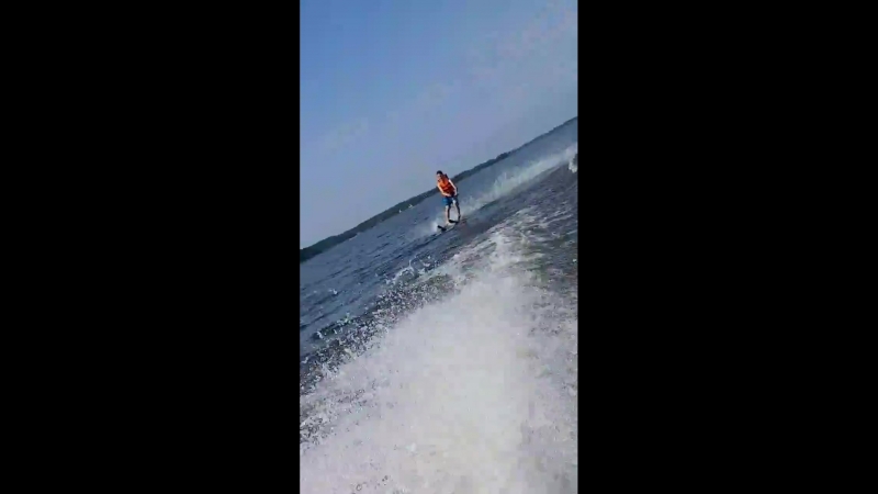 На водных лыжах рассекаю