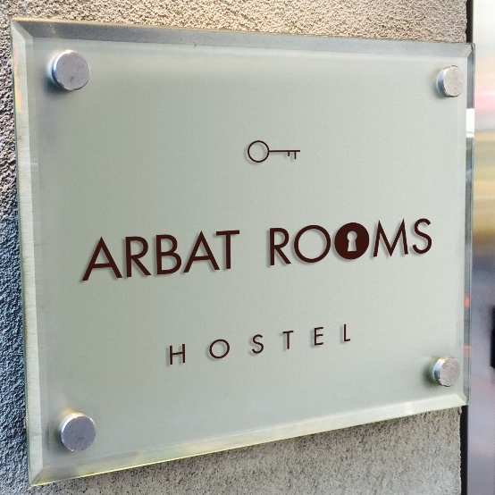 Новый Хостел «Arbat Rooms” на Арбате! <br> <br>Без комиссий и депозитов <br>Сдаются места для парней и девушек в комфортных комнатах <br>Лаунж зона с видом во двор <br>Уютная кухня со всей необходимой техникой <br>Комфортные раздельные душевые и санузлы <br>Кондиционеры, Личные локеры, Стиральная машина <br>Мансардные окна с видом на небо <br>Своё кафе ниже этажом <br>Коммунальные услуги включены <br> <br>Место в 14 - 12 местной комнате - 10 000 в месяц! <br>Место в 10 - 8 местной комнате - 12 000 в месяц! <br> <br>Посуточно от 1000р <br> <br>По вопросам в ЛС или по телефону +7 905 735 42 47 - фото Фото: Новый Хостел «Arbat Rooms” на Арбате! <br> <br>Без комиссий и депозитов <br>Сдаются места для парней и девушек в комфортных комнатах <br>Лаунж зона с видом во двор <br>Уютная кухня со всей необходимой техникой <br>Комфортные раздельные душевые и санузлы <br>Кондиционеры, Личные локеры, Стиральная машина <br>Мансардные окна с видом на небо <br>Своё кафе ниже этажом <br>Коммунальные услуги включены <br> <br>Место в 14 - 12 местной комнате - 10 000 в месяц! <br>Место в 10 - 8 местной комнате - 12 000 в месяц! <br> <br>Посуточно от 1000р <br> <br>По вопросам в ЛС или по телефону +7 905 735 42 47