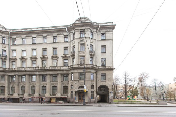Фото: г. Санкт-Петербург<br><br>Продается шикарная 6ккв в доме Бенуа.<br><br>Каменноостровский пр., 26<br><br>Предлагается к продаже в Петроградском районе респектабельная квартира, в знаменитом Доме Бенуа (памятник истории и культуры). Доходный дом построен в стиле неоклассицизма как самый большой и благоустроенный жилой комплекс в Санкт-Петербурге. В этом доме жили актеры, ученые, политические деятели, в нем композитором Д.Д.Шостаковичем были написаны первые три части его Седьмой (Ленинградской) симфонии. <br><br>В квартире произведен дорогостоящий ремонт в классическом стиле с использованием природных материалов, удовлетворяющий вкус самых изысканный покупателей. Дорогостоящая мебель, ковры, обои ручной работы, отреставрированы окна, двери, паркет, действующие камины, сохраненные с эпохи Николая II. Сделана автономная котельная, приточно-вытяжная вентиляция. <br>Два входа в квартиру (парадный и черный), широкая истинно петербургская лестница в парадной, установлен лифт, перекрытия дома железо-бетонные, в 2012 году выполнен капитальный ремонт квартиры с заменой всех коммуникаций, систем отопления и вентиляции. Круглосуточная служба охраны здания и парковки с видеонаблюдением, два парковочных места на охраняемой во дворе парковке.<br><br>Прямая продажа, собственность более 3х лет.<br>75 500 000 руб.