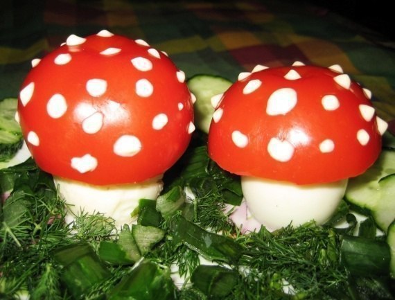 топ - 6 самых красивых и вкусных закусок 1.сырная закуска на чипсахингредиенты:● 100 г сыра● 300 г помидоров● зелень по вкусу● 2 зубчика чеснока● майонез● картофельные чипсы (широкие)● маслины