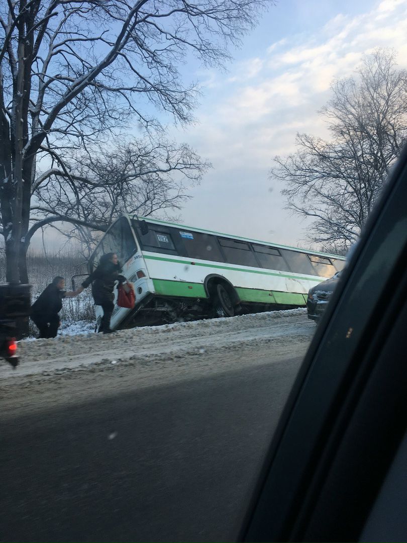 На Московском шоссе автобус с пассажирами съехал в кювет