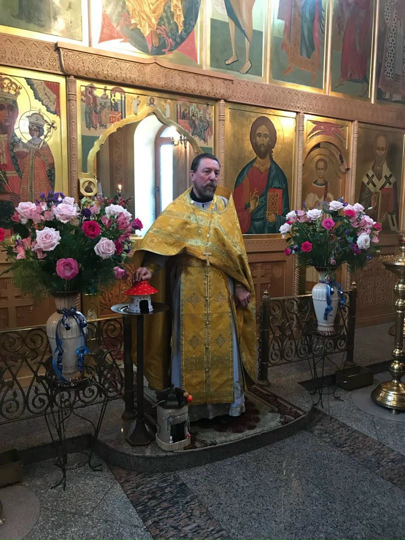 Приход храма в честь иконы Божией Матери "Неувядаемый Цвет" в Московском провел конкурс "Кормушка для птиц"