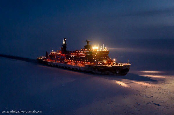 Фотографии российского ледокола полярной ночью.