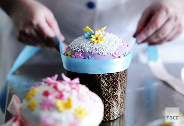 Пасха — самый радостный христианский праздник, поэтому куличи часто красиво и ярко украшают. Но таких куличей, как пекут каждый год во Владивостоке, вы ещё не видели. Посмотрите, какая красота!