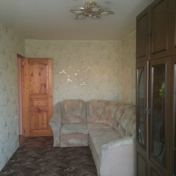 Фото: Сдаётся комната в двухкомнатной квартире для лиц славянской внешности, чистая и светлая. Проживание без хозяев. В первой комнате живёт парень 21 год. Без залога, цена указана с учетом коммунальных услуг, счетчиков и интернета.<br>17000 т.р