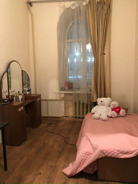 Срочно! Сдается комната в центре м. Маяковская. Комната большая 23м, под ключ, имеется вся необходимая мебель и техника. Большой коридор, соседей не слышно, в конце живет женщина, рядом тоже девушка, всё время работают. Толстые стены, высокие потолки - сталинка, окна выходят на Садовое кольцо. Сдается сроком от 3-х месяцев! <br>Цена 20000р. в месяц + 300р счетчики. Без посредников и агентств. Строго одному человеку - порядочной девушке или парню. Подробности в лс.<br> Легран - фото Фото: Срочно! Сдается комната в центре м. Маяковская. Комната большая 23м, под ключ, имеется вся необходимая мебель и техника. Большой коридор, соседей не слышно, в конце живет женщина, рядом тоже девушка, всё время работают. Толстые стены, высокие потолки - сталинка, окна выходят на Садовое кольцо. Сдается сроком от 3-х месяцев! <br>Цена 20000р. в месяц + 300р счетчики. Без посредников и агентств. Строго одному человеку - порядочной девушке или парню. Подробности в лс.<br> Легран
