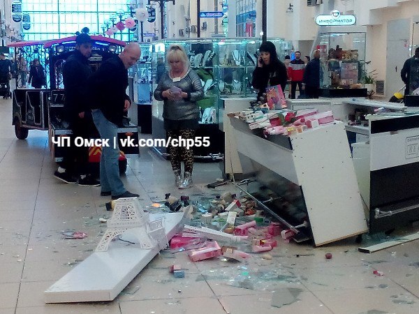 В омском торговом комплексе детский паровоз разнес витрину – ФОТО В омском торговом комплексе детский паровоз разнес витрину – ФОТО