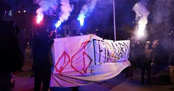 Радикалы жгут файеры и скандируют лозунги у стен Киево-Печерской лавры — видео: 