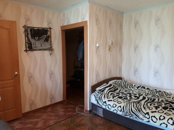 Фото: Ищу на подселение девушку в однокомнатную квартиру.<br>Квартира - не евро ремонт, но светлая и чистая.<br>Я работаю, в выходные могу и дома сидеть.<br>Доброжелательная и простая.<br>За квартиру в месяц выходит вместе с коммуналкой не больше 30 тыс, пополам по 15 тысяч. <br>Расположение - 10 минут пешком до метро Перово. Рядом есть Пятёрочка и другие магазины.<br>Соседей не слышно и вообщем район тихий.<br>Собственники очень хорошие люди в возрасте, приезжают редко. Заезд возможен хоть сегодня, без залога и комиссии. <br>Пишите в личные сообщения или звоните на номер 89683813667<br> Жарикова