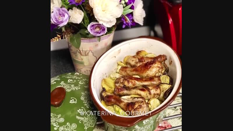 Куриные голени с овощами в духовке