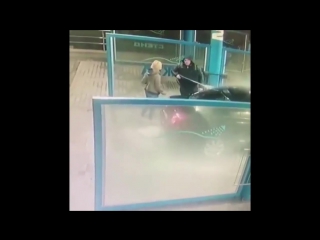 На автомойке в Краснодаре девушка начала докапываться до своего мужика, а тот окатил её напором воды