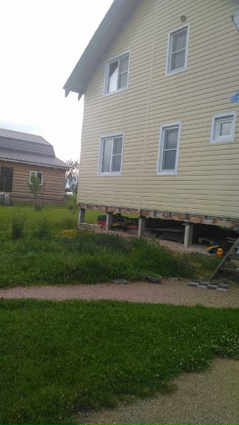 Фото: Псковская обл. г.Остров <br> <br>Продам двухэтажный каркасный дом 93 м2. Год постройки 2014-2015. Частичная внутренняя отделка. Водопровод - скважина, рядом колонка. Канализация - автономная. Два бойлера на горячую воду. Отопление - электроконвектора. Участок - 15 соток. <br> <br>Построено 2 сарая, посажены яблони,черешня,вишня, кр. и черн.смородина. Участок разработан <br>В доме остается мебель, кух.гарнитур. <br> <br>Рядом река Великая, 2 минуты пешком, видна со 2 этажа .Автобусная остановка в 2-х минутах хотьбы. Ходит в каждый ас <br> <br>Все вопросы задавайте по телефону или пишите <br> <br>1 800 000 ТОЛЬКО ДО КОНЦА ЛЕТА ,ТОРГ <br> <br> 89113879207 ,Константин,собственник <br> <br> <br>Псковская обл. г.Остров