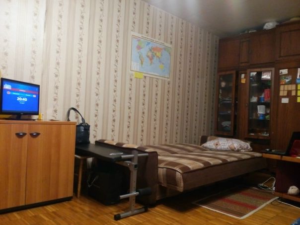 Фото: Привет! Ищу соседку в просторную однокомнатную квартиру (то есть жить будем вдвоем). Я адекватная, платежеспособная девушка, уважаю чужое личное пространство:). Ищу такую же девушку/женщину. Месячная стоимость - 15 000 руб + коммуналка с интернетом около 1 000 руб. Есть 2 двуспальные кровати, телевизор, стиральная машинка, микроволновка, вай-фай. Метро Проспект Вернадского (7 минут на автобусе). Заключается Договор. Не агент, поэтому нет комиссии. Заезжать можно сразу. <br>PS: рядом супермаркет 