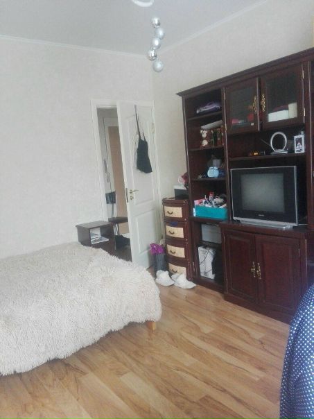 Фото: Сдается изолированная комната в 2комнатной квартире, с 1 марта.<br>5-7 мин ходьбы от м.Бабушкинская. Напротив дома магазины Атак, Дикси, Магнолия, торговый центр Клен и тд. <br>Комната уютная и просторная со свежим ремонтом, на фото завалена вещами девушки, которая съезжает - без них лучше))<br>Ремонт хороший, квартира уютная, я очень классная соседка, Ищу такую же классную девушку 23-27 лет, со стабильной постоянной работой, которая уважает личное пространство но любит потусить и готова составить компанию))<br>По деньгам - 20к + счетчики (800-1200 в среднем) + возвращаемый залог 20к, который можно разбить. Писать в лс<br> Rina