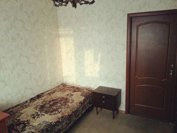 Москва, м. Ясенево. <br>Сдам изолированную комнату, солнечную с балконом, 10 кв.м.<br>Комната для одной девушки 25-29лет!<br><br>Стоимость 15000р.<br>+ вода,свет,wi-fi (2000р./2300р.)<br><br>Расположение:<br>метро Ясенево, ул. Рокотова 8к2.<br>Район тихий, соседи приличные. <br>Пешком до метро 15 мин , автобусом от дома ровно 8 мин. Вблизи дома несколько супермаркетов, Чертановский и Битцевский лесопарки (для пробежек самое то ).<br>Ищу девушку без вредных привычек и животных ( я-аллергик ) . <br>Желательно с позитивным отношением к жизни, ответственную , чистоплотную и самое главное эмоционально стабильную))<br><br>В соседях я и мой молодой человек.<br>квартира 2хкомнатная.<br><br>В квартире имеется все для комфортного проживания : <br>- wi-fi <br>- телевизор (на кухне) <br>- плита + духовка <br>- холодильник <br>- СВЧ-печь <br>- стиральная машина<br>Сан. узел раздельный.<br><br>Найдись, мой человек!! <br> Забелина - фото Фото: Москва, м. Ясенево. <br>Сдам изолированную комнату, солнечную с балконом, 10 кв.м.<br>Комната для одной девушки 25-29лет!<br><br>Стоимость 15000р.<br>+ вода,свет,wi-fi (2000р./2300р.)<br><br>Расположение:<br>метро Ясенево, ул. Рокотова 8к2.<br>Район тихий, соседи приличные. <br>Пешком до метро 15 мин , автобусом от дома ровно 8 мин. Вблизи дома несколько супермаркетов, Чертановский и Битцевский лесопарки (для пробежек самое то ).<br>Ищу девушку без вредных привычек и животных ( я-аллергик ) . <br>Желательно с позитивным отношением к жизни, ответственную , чистоплотную и самое главное эмоционально стабильную))<br><br>В соседях я и мой молодой человек.<br>квартира 2хкомнатная.<br><br>В квартире имеется все для комфортного проживания : <br>- wi-fi <br>- телевизор (на кухне) <br>- плита + духовка <br>- холодильник <br>- СВЧ-печь <br>- стиральная машина<br>Сан. узел раздельный.<br><br>Найдись, мой человек!! <br> Забелина