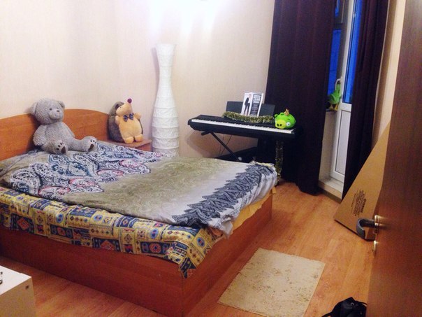 Фото: Сдаётся комната в 3х комн квартире по адресу Б. Марфинская, дом 4 к6, 10 этаж. <br>За 19 000 р (в стоимость входит всё: аренда комнаты, интернет, свет+вода) + страховой депозит 19 000 р (возвращается при переезде).<br><br>Заезд 12-14 января!! <br>Без комиссии, без посредников. Агентов и риелторов просьба не беспокоить!!) <br><br>По соседству живут 2 приятные девушки, работающие в сфере ТВ. Ищем в соседки девушку до 35 лет без вредных привычек, уважающую личное пространство, чистоплотную и без заморочек!) <br><br>Квартира уютная, женская, все необходимое для проживания имеется: холодильник, сенсорная электрическая плита/духовка, стиральная машина, микроволновая печь, чайник. <br><br>В комнате большая 2х спальная кровать + бонус - дополнительная личная гардеробная комната, балкон. <br><br>Из окна кухни открывается прекрасный вид на Останкинскую башню, т.к.до Телецентра Останкино 4-5 мин пешком. Рядом 3 парка перетекающих друг в друга: Останкинский, Ботанический Сад, ВДНХ. <br><br>Транспортная доступность: <br><br>М. Фонвизинская - пешком через ж/д пути (10 мин).<br>Владыкино, ВДНХ, Тимирязевская (пешком 20 мин, <br>на автобусе 10 мин) - остановка 