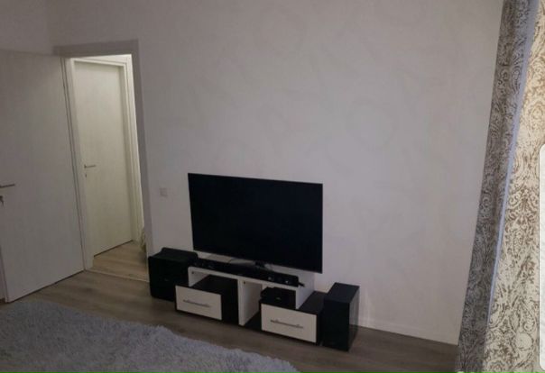 Комната в трешке.<br>Цена: 17000 рублей (евроремонт)<br>Адрес: ЖК Микрогород в лесу. Кленовая 3. М. Пятницкое шоссе (5 минут на автобусе и 5 минут пешком)<br>Без комиссии.<br>Только для одной девушки или одного парня без животных работающего в будниие дни. <br><br>В квартире живу я (собсвтенник) и парень в изолировнной комнтае. Мы спокойные, дружелюбные, чистоплотные люди. Рассматриваю человека обладающего такими же качествами. Работающего и платежеспособного.<br>В квартире есть:<br>- Стиральная и посудомоечная машина;<br>- Микроволновка;<br>- Холодильник;<br>- Wi-Fi ;<br>- Плита;<br>В комнате удобная двуспальная кровать, тумбочка, телевизора нет , кондиционер и балкон. <br><br>Залог полностью.<br>Писать только в в вотсап Присылай свое фото или ссылку на профиль и коротко о себе. 89255445767 <br>Спасибо.<br> Орлов - фото Фото: Комната в трешке.<br>Цена: 17000 рублей (евроремонт)<br>Адрес: ЖК Микрогород в лесу. Кленовая 3. М. Пятницкое шоссе (5 минут на автобусе и 5 минут пешком)<br>Без комиссии.<br>Только для одной девушки или одного парня без животных работающего в будниие дни. <br><br>В квартире живу я (собсвтенник) и парень в изолировнной комнтае. Мы спокойные, дружелюбные, чистоплотные люди. Рассматриваю человека обладающего такими же качествами. Работающего и платежеспособного.<br>В квартире есть:<br>- Стиральная и посудомоечная машина;<br>- Микроволновка;<br>- Холодильник;<br>- Wi-Fi ;<br>- Плита;<br>В комнате удобная двуспальная кровать, тумбочка, телевизора нет , кондиционер и балкон. <br><br>Залог полностью.<br>Писать только в в вотсап Присылай свое фото или ссылку на профиль и коротко о себе. 89255445767 <br>Спасибо.<br> Орлов