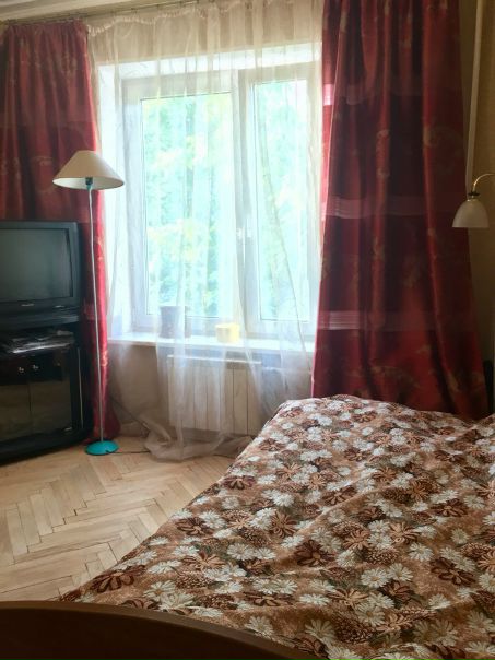 Фото: М. Кунцевская, 4 минуты пешком от метро, ул.Молдавская 2/2. <br>Сдаётся на длительный срок изолированная комната в трехкомнатной квартире. <br>Вся бытовая техника, посуда и мебель. Из мебели в комнате - кровать, шкаф-купе, стол. Стиральная машина, микроволновка, холодильник и посуда. <br>Ищем строго одну девушку РФ 25-35 лет, без животных. В двух других комнатах живёт по одной девушке. Атмосфера в квартире дружеская, уважаем личное пространство каждого! Сдаёт собственник. Без комиссии, 19000 р в месяц+свет и вода по счётчикам. Депозит 19000 р. ( можно разбить ). И да, собственник его возвращает <br>Будем Вас ждать! P.S. Все вопросы пожалуйста в личку
