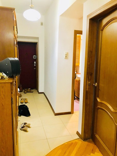 Фото: Сдаётся квартира в центре Москвы в пешей доступности от Красной Площади! <br>М. Пушкинская 7 минут.<br>В квартире 4 изолированные комнаты,<br>Вся необходимая бытовая техника.<br>Тихий уютный двор.<br>Цена 150000тыс (депозит 150000,можно разбить на 2 месяца)