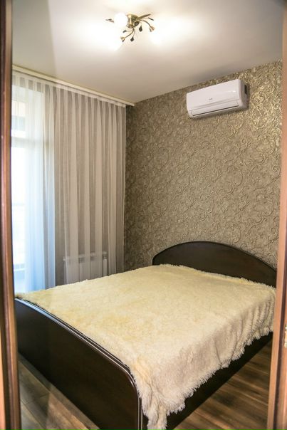 АДРЕС: Ломоносовский проспект 29к2 <br>до метро 3 минуты пешком <br>Сдаю двухкомнатную квартиру, S=48м2. Огороженная территория, консьерж. Свежий ремонт, сдается впервые, до этого проживали сами. Есть огромная двуспальная кровать, телевизор, раскладной диван, кухонный гарнитур, кондиционер, обеденная зона, холодильник, пылесос, микроволновка. Проведен интернет и кабельное. Важная особенность - есть отдельная гардеробная. Санузел в кафеле есть стиральная машинка. Рассмотрим приличных платежеспособных людей. Сдается только на длительный срок. Не посуточно, без субаренды!<br>45000 <br>8(925)480-89-53 - фото Фото: АДРЕС: Ломоносовский проспект 29к2 <br>до метро 3 минуты пешком <br>Сдаю двухкомнатную квартиру, S=48м2. Огороженная территория, консьерж. Свежий ремонт, сдается впервые, до этого проживали сами. Есть огромная двуспальная кровать, телевизор, раскладной диван, кухонный гарнитур, кондиционер, обеденная зона, холодильник, пылесос, микроволновка. Проведен интернет и кабельное. Важная особенность - есть отдельная гардеробная. Санузел в кафеле есть стиральная машинка. Рассмотрим приличных платежеспособных людей. Сдается только на длительный срок. Не посуточно, без субаренды!<br>45000 <br>8(925)480-89-53