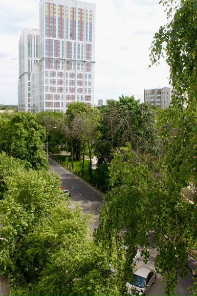 Фото: Сдается изолированная комната в 3-х комнатной квартире, которая находится в 7 мин.ходьбы от станции Бульвар Рокоссовского и МЦК. Квартира чистая, светлая,с видом на парк из окна. В комнате имеется диван-кровать, шкаф, стол,стул,палас,новые занавески,напольная вешалка.В квартире есть все для комфортного проживания:новый холодильник,чайник, газовая плита, утюг,стиральная машина, wi-fi,кондиционер (не евроремонт,но и не «бабушкин вариант»). Животных нет. Развитая инфраструктура. Квартиру снимаем больше шести лет,проживают две девушки, ищем третью.<br>Цена вопроса 16 тыс.,к/у включены+залог 8 тыс,который возвращается при выезде. Хозяйка никогда не приходит и не беспокоит.
