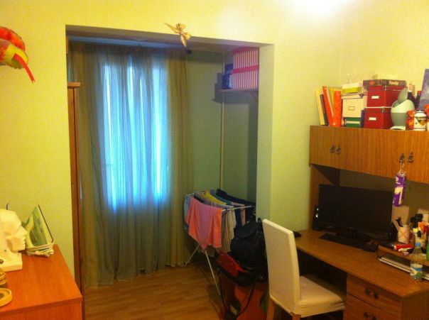 Фото: Сдается симпатичная отдельная комната в трешке (м.Марьино). <br>Срок заезда - чем раньше, тем лучше. <br>Размер комнаты 15м2. Сдается на долгий срок. Одному человеку. Без детей и животных. <br>Кроме Вас в квартире будем проживать мы – Маша и Сергей (аналитик и айтишник). У каждого в квартире своя отдельная комната. <br>Из плюсов жилья: <br>- близость к метро (десять минут пешком); <br>- раздельный санузел (исправная сантехника); <br>- огромная кухня; <br>- хороший зеленый район с развитой инфраструктурой (в наличии магазины, парки, фитнес-клубы, чего только нет); <br>- хороший ремонт. <br>Из минусов: <br>- 1 этаж; <br>- отсутствие большого плательного шкафа: тот, что на фото слева вдалеке, уедет оттуда. <br>Стоимость арендной платы в месяц 13000р. (+оплата света и воды порядка 550р. и 150 р. за инет). Также при въезде полагается отдать залог в размере 13000р. <br>Мы ищем платежеспособного, чистоплотного, неконфликтного человека любого пола. <br>Мы не против гостей по договоренности, главное чтобы они не жили у Вас годами и не курили каждый день кальян по ночам :) <br>Мы за хорошую атмосферу, чистоту, умение договариваться и искать компромиссы. <br>Если Вас заинтересовало объявление, напишите в лс коротко о себе (чем занимаетесь, почему ищете жилье, чего хотите от будущих соседей) либо мне, либо Маше vk.com/id62734684.<br>Мы со своей стороны также готовы ответить на ваши вопросы. <br>И можно будет договориться о просмотре :)<br> Коновалов