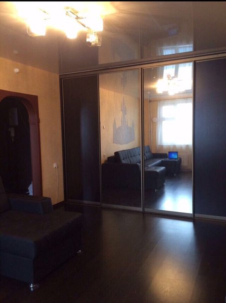 Фото: СОБСТВЕННИК!!!Сдается 1-ка 40 кв.м; м.Выхино ул.Покровская 23-новостройка 16/17 этажного дома.транспортная доступность 7мин, В мае 2018 открывается метро «Некрасовка»<br>В 10 метрах от дома !).В квартире выполнен евроремонт , паркет, 2-е стеклопакеты, встроенный на заказ шкаф во всю стену , 2 кожаных дивана , барная стойка .квартира выполнена в разных стилистиках;На балконе располагается  уютная кальяная с тёплыми полами и картинами, что позволит вам погрузиться в восточные вечера в выходные.Встроенная техника , тропический душ, шикарные арки, металическая дверь.Развитая инфраструктура : Сбербанк , МФЦ,супермаркеты, Торговый центр , строительные/хозяйственные магазины , школы сады.Экологически чистый район .цена:38.000