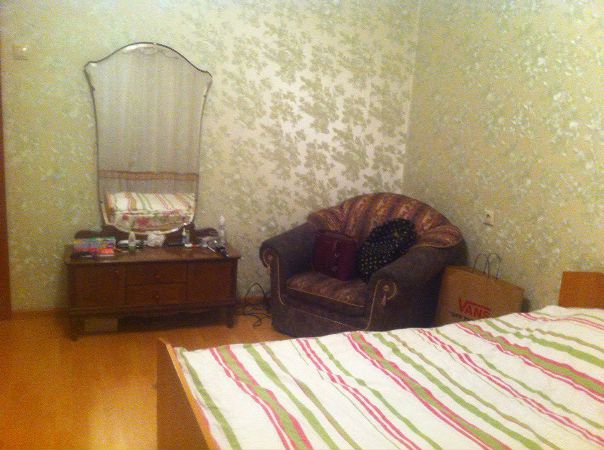Сдается комната в 2-х комнатной квартире.<br>2 минуты пешком от м. Алексеевская<br>Площадь комнаты около 15 м2, на фото все что есть. <br>По мебели можно что то добавить/убрать по желанию<br>Есть балкон незастекленный<br>В другой комнате я, тоже снимаю, комнаты несмежные<br>за всю квартиру 50 + ку (около 2000р./месяц), с комнаты получается 25 + ку (1000р.)<br>Может не самый дешевый вариант, но для тех, кому важно расположение и ненапряжное соседство (меня почти дома не бывает), весьма неплохой вариант.<br>санузел раздельный, душевая кабина, на кухне из техники все есть<br> Васильев - фото Фото: Сдается комната в 2-х комнатной квартире.<br>2 минуты пешком от м. Алексеевская<br>Площадь комнаты около 15 м2, на фото все что есть. <br>По мебели можно что то добавить/убрать по желанию<br>Есть балкон незастекленный<br>В другой комнате я, тоже снимаю, комнаты несмежные<br>за всю квартиру 50 + ку (около 2000р./месяц), с комнаты получается 25 + ку (1000р.)<br>Может не самый дешевый вариант, но для тех, кому важно расположение и ненапряжное соседство (меня почти дома не бывает), весьма неплохой вариант.<br>санузел раздельный, душевая кабина, на кухне из техники все есть<br> Васильев
