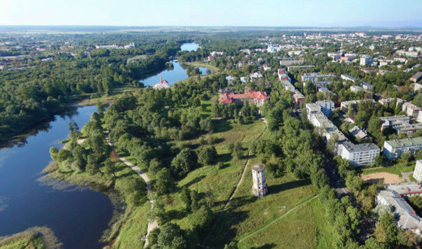 Почему город назвали Гатчина.<br><br>Когда-то давно на месте города было доброе и зажиточное село и называли его «Хотчино» - об этом нам стало известно из дошедшей до наших времён летописи, которую вели в Новгороде в XIV веке. <br> Ученые рассматривают несколько версий происхождения географического названия «Хотчина». По одной из них, имя могло образоваться от русских имён собственных, по имени того, кто «заведовал» селом и землями – Хотимир, Хотен, Хотчен. <br> По другой версии истоки нужно искать в финских языках – «хатша», примерно так в древнефинском именуют пашни и пастбища, для которых земледельцы специально вырубали и выжигали многовековой лес. <br> Есть также и религиозная версия, которая прибавляет селу ещё пару веков «жизни», что на то место в древние времена люди приходили поклоняться богам (языческим разумеется), и был там алтарь богини Хочены, имя которой и дало названия для места, а позже трансформировалось в Хотчино. <br> В середине XVII века происходят изменения в именовании села, это связано во многом с изменением языковых норм в России, влиянии западноевропейских языков и так далее. Глухой и тихий звук «Х» в названии села изменился на звонкий и вызывающий «Г», теперь на карте появляется деревня Готчино с усадьбой-«мызой». К концу XVII века уже появляется более удобное современное название «Гатчина». <br> В Советские времена Гатчина была переименована в Троцк, по имени советского деятеля Троцкого, однако имя не продержалось и десяти лет, Троцкий заслужил немилость и город был в очередной раз переименован, теперь уже в Красногвардейск. <br> В 1942 году, город был оккупирован немецкими войсками и переименован в «Линдеманштадт», город Линдемана, главнокомандующего одного из армейских подразделений. <br> После того как войска Красной армии вернули контроль над городом в 1944 году, городу вернули историческое имя «Гатчина». - фото Фото: Почему город назвали Гатчина.<br><br>Когда-то давно на месте города было доброе и зажиточное село и называли его «Хотчино» - об этом нам стало известно из дошедшей до наших времён летописи, которую вели в Новгороде в XIV веке. <br> Ученые рассматривают несколько версий происхождения географического названия «Хотчина». По одной из них, имя могло образоваться от русских имён собственных, по имени того, кто «заведовал» селом и землями – Хотимир, Хотен, Хотчен. <br> По другой версии истоки нужно искать в финских языках – «хатша», примерно так в древнефинском именуют пашни и пастбища, для которых земледельцы специально вырубали и выжигали многовековой лес. <br> Есть также и религиозная версия, которая прибавляет селу ещё пару веков «жизни», что на то место в древние времена люди приходили поклоняться богам (языческим разумеется), и был там алтарь богини Хочены, имя которой и дало названия для места, а позже трансформировалось в Хотчино. <br> В середине XVII века происходят изменения в именовании села, это связано во многом с изменением языковых норм в России, влиянии западноевропейских языков и так далее. Глухой и тихий звук «Х» в названии села изменился на звонкий и вызывающий «Г», теперь на карте появляется деревня Готчино с усадьбой-«мызой». К концу XVII века уже появляется более удобное современное название «Гатчина». <br> В Советские времена Гатчина была переименована в Троцк, по имени советского деятеля Троцкого, однако имя не продержалось и десяти лет, Троцкий заслужил немилость и город был в очередной раз переименован, теперь уже в Красногвардейск. <br> В 1942 году, город был оккупирован немецкими войсками и переименован в «Линдеманштадт», город Линдемана, главнокомандующего одного из армейских подразделений. <br> После того как войска Красной армии вернули контроль над городом в 1944 году, городу вернули историческое имя «Гатчина».