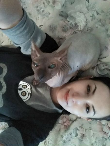 Здравствуйте!<br>Сниму 1-комнатную или студию не менее 30 кв.м. Лучше 35 :)<br>с 21 по 26 мая.<br>Что мне важно: не бабушкин вариант!! я съезжаю из такой именно по этой причине. Нужна адекватная квартирка с косметическим ремонтом, нормальной человеческой мебелью и техникой (не ровесницей моей бабушки), стеклопакет. Ванна очень приветствуется :) оплата до 27000 в месяц, комм.услуги могу отдельно оплачивать. Расположение: салатовая/фиолетовая ветки - желательно юг, либо жёлтая (Калининская), недалеко от метро - пешая доступность не более 10 мин.<br>О себе: мне 26 лет, русская, гражданство РФ, есть вторая временная прописка в Московской области (если это важно); работаю в частной медицинской сфере, вполне платежеспособная, оплата всегда вовремя; проживаю одна, у меня нет мужа/сожителя/детей - всех вышеперечисленных я и не планирую; родственники живут в своих квартирах, друзья заходят в гости не чаще раза в год; вредных привычек не имею и не люблю запах табака; не выношу грязь, беспорядок и капельки на раковинах, поэтому генералю квартиру каждые 2-3 дня. Со мной проживает кот, он лысый, не сыпет шерстью, ничего не дерёт и нигде не гадит.<br>Возможно, у кого-то есть подходящий для меня вариант, буду рада!<br> Берзиньш - фото Фото: Здравствуйте!<br>Сниму 1-комнатную или студию не менее 30 кв.м. Лучше 35 :)<br>с 21 по 26 мая.<br>Что мне важно: не бабушкин вариант!! я съезжаю из такой именно по этой причине. Нужна адекватная квартирка с косметическим ремонтом, нормальной человеческой мебелью и техникой (не ровесницей моей бабушки), стеклопакет. Ванна очень приветствуется :) оплата до 27000 в месяц, комм.услуги могу отдельно оплачивать. Расположение: салатовая/фиолетовая ветки - желательно юг, либо жёлтая (Калининская), недалеко от метро - пешая доступность не более 10 мин.<br>О себе: мне 26 лет, русская, гражданство РФ, есть вторая временная прописка в Московской области (если это важно); работаю в частной медицинской сфере, вполне платежеспособная, оплата всегда вовремя; проживаю одна, у меня нет мужа/сожителя/детей - всех вышеперечисленных я и не планирую; родственники живут в своих квартирах, друзья заходят в гости не чаще раза в год; вредных привычек не имею и не люблю запах табака; не выношу грязь, беспорядок и капельки на раковинах, поэтому генералю квартиру каждые 2-3 дня. Со мной проживает кот, он лысый, не сыпет шерстью, ничего не дерёт и нигде не гадит.<br>Возможно, у кого-то есть подходящий для меня вариант, буду рада!<br> Берзиньш