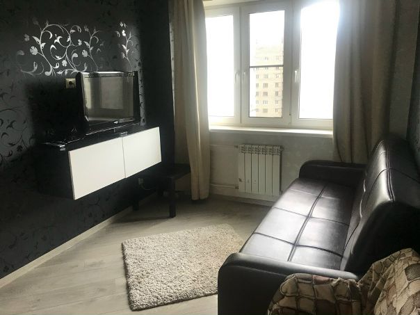 Сдаю посуточно комнату (13 кв.м.) в двухкомнатной квартире. (фотографии по требованию) <br> 3 минуты пешком до метро Пионерская. <br> В комнате новый кожаный раскладной диван, шкаф, телевизор с приставкой. Wi-Fi , фен, утюг, гладильная доска, сушилка для белья, всё предоставим. <br>В квартире есть кошка <br> стоимость 1000р в сутки <br> Все вопросы в ЛС <br> <br>Агентам просьба не беспокоить <br> <br>#санктпетербург #комнатапосуточноспб #арендажильяспб #снятькомнатуспб - фото Фото: Сдаю посуточно комнату (13 кв.м.) в двухкомнатной квартире. (фотографии по требованию) <br> 3 минуты пешком до метро Пионерская. <br> В комнате новый кожаный раскладной диван, шкаф, телевизор с приставкой. Wi-Fi , фен, утюг, гладильная доска, сушилка для белья, всё предоставим. <br>В квартире есть кошка <br> стоимость 1000р в сутки <br> Все вопросы в ЛС <br> <br>Агентам просьба не беспокоить <br> <br>#санктпетербург #комнатапосуточноспб #арендажильяспб #снятькомнатуспб