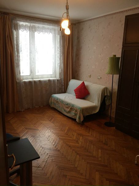 Сдается уютная комната (13,7 кв. м) в трёхкомнатной квартире (1 этаж), расположенная в шаговой доступности (8 мин. пешком) от метро Строгино. <br>В квартире 1 человек (дома бывает, чтобы поспать) и кот (милый). <br>Стоимость 18000 + ку (все включено). Депозит. Заселение хоть с сегодня, желательно девушка либо юноша, в общем молодые люди ))<br> Козин - фото Фото: Сдается уютная комната (13,7 кв. м) в трёхкомнатной квартире (1 этаж), расположенная в шаговой доступности (8 мин. пешком) от метро Строгино. <br>В квартире 1 человек (дома бывает, чтобы поспать) и кот (милый). <br>Стоимость 18000 + ку (все включено). Депозит. Заселение хоть с сегодня, желательно девушка либо юноша, в общем молодые люди ))<br> Козин