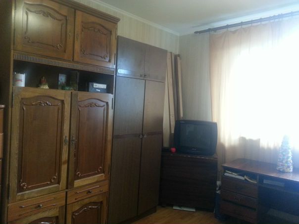 СРОЧНО!!! <br>цена 15 000 руб. м. Строгино <br> <br>Объявление актуально! <br>Ищу соседку (девочку!) с МАЯ МЕСЯЦА!!! <br>Квартира однокомнатная, от метро Строгино 1-2 мин. пешком. <br>Квартира уютная, чистая, этаж 10, есть все необходимое. Есть интернет, кабельное телевидение, два телевизора (в зале и на кухне), стиральная машина, два балкона. Цена за ВСЁ (коммунальные услуги, телевидение, интернет входят в указанную стоимость). <br>Я не агент, не риэлтор!!! Квартиру снимаем и проживаем мы с подругой больше года. С мая месяца подруга уезжает в другой город на длительный срок, освобождается место, я остаюсь в этой квартире жить. <br>Пишите, звоните! Отвечу на вопросы. Заезд возможен с 10 мая. Возможно пораньше. <br> <br>О себе: я преподаватель английского языка. Работаю 5/2. Иногда на выходных езжу к родителям. Люблю порядок и спокойствие. - фото Фото: СРОЧНО!!! <br>цена 15 000 руб. м. Строгино <br> <br>Объявление актуально! <br>Ищу соседку (девочку!) с МАЯ МЕСЯЦА!!! <br>Квартира однокомнатная, от метро Строгино 1-2 мин. пешком. <br>Квартира уютная, чистая, этаж 10, есть все необходимое. Есть интернет, кабельное телевидение, два телевизора (в зале и на кухне), стиральная машина, два балкона. Цена за ВСЁ (коммунальные услуги, телевидение, интернет входят в указанную стоимость). <br>Я не агент, не риэлтор!!! Квартиру снимаем и проживаем мы с подругой больше года. С мая месяца подруга уезжает в другой город на длительный срок, освобождается место, я остаюсь в этой квартире жить. <br>Пишите, звоните! Отвечу на вопросы. Заезд возможен с 10 мая. Возможно пораньше. <br> <br>О себе: я преподаватель английского языка. Работаю 5/2. Иногда на выходных езжу к родителям. Люблю порядок и спокойствие.