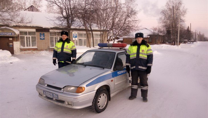Новосибирские гаишники в мороз спасли пациентов ехавшей в Томск скорой Новосибирские гаишники в мороз спасли пациентов ехавшей в Томск скорой