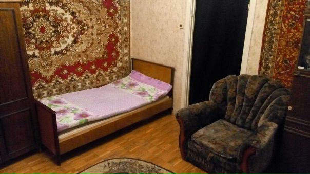 Сдаётся запроходная комната для девушки до 32 лет! (две комнаты вагончиком, в проходной комнате живу я). Мне 31 год. <br>Комната с большим окном. В комнате есть шкафы, кровать, диван, кресло. Всего в квартире 4 комнаты. Есть всё необходимое. В квартире проживают только женщина и девушки. Никто не курит. Животных нет. Тихо и спокойно. Залог можно разбить. <br>Магазины, аптеки , кафе возле дома в полном изобилии. До метро Павелецкая - 3 минуты. <br>Комнаты смежные, поэтому семейной паре или мужчине она не сдаётся. Агентов прошу не звонить. <br>Цена: 17000+ свет примерно 400+ интернет300. <br>Телефон: 89150167676 - фото Фото: Сдаётся запроходная комната для девушки до 32 лет! (две комнаты вагончиком, в проходной комнате живу я). Мне 31 год. <br>Комната с большим окном. В комнате есть шкафы, кровать, диван, кресло. Всего в квартире 4 комнаты. Есть всё необходимое. В квартире проживают только женщина и девушки. Никто не курит. Животных нет. Тихо и спокойно. Залог можно разбить. <br>Магазины, аптеки , кафе возле дома в полном изобилии. До метро Павелецкая - 3 минуты. <br>Комнаты смежные, поэтому семейной паре или мужчине она не сдаётся. Агентов прошу не звонить. <br>Цена: 17000+ свет примерно 400+ интернет300. <br>Телефон: 89150167676