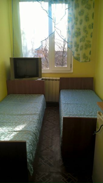Снимал комнату на Домодедовской и сейчас вынужден уехать:( <br>Полностью оплачена за декабрь. <br>Сдается изолированная комната в коттедже. В комнате свой холодильник, телевизор, чайник + вся необходимая мебель. Кроватей три. Душ и туалет на этаже, но Ваш личный, закрывается на ключ. <br>Стоимость: 8000 для первого месяца. С января 15000 (для двоих) 18000 (для троих). Без депозита, без залогов. Без доплаты за коммуналку и интернет. <br>Территориально: 10 минут на маршрутке от Домодедовской, 15-20 от Марьино. <br>Показ и заселение в любое время.<br><br> Павлов - фото Фото: Снимал комнату на Домодедовской и сейчас вынужден уехать:( <br>Полностью оплачена за декабрь. <br>Сдается изолированная комната в коттедже. В комнате свой холодильник, телевизор, чайник + вся необходимая мебель. Кроватей три. Душ и туалет на этаже, но Ваш личный, закрывается на ключ. <br>Стоимость: 8000 для первого месяца. С января 15000 (для двоих) 18000 (для троих). Без депозита, без залогов. Без доплаты за коммуналку и интернет. <br>Территориально: 10 минут на маршрутке от Домодедовской, 15-20 от Марьино. <br>Показ и заселение в любое время.<br><br> Павлов