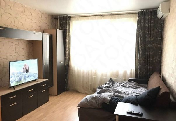 Фото: Станция Чертановская. Адрес: Балаклавский проспект, 12 к3 <br>Сдаю комфортабельную квартиру надежным, ответственным жильцам. Квартира сдается полностью меблированная и оборудованная необходимой бытовой техникой (стиральная машина Bosh, установлена в ванной). Есть вместительный шкаф гардеробная в коридоре. Очень светлая, зимой тепло. После покупки жили сами, поэтому квартира сдается впервые. Все остается как на фото Если Вы семья с ребенком, то в шаговой доступности есть и детский сад и школа, очень удобно. <br>Цена: 29000+счетчики <br>По всем вопросам звонить по номеру: 89090778689