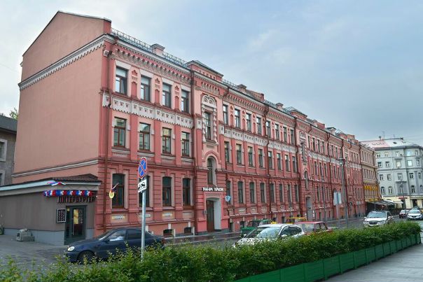 Новый Хостел «Arbat Rooms” на Арбате! <br>От м.Арбатская 5 мин пешком. Без комиссий и депозитов <br>Сдаются места для парней и девушек в комфортных комнатах <br>Лаунж зона с видом во двор. Своё кафе <br>Уютная кухня со всей необходимой техникой <br>Комфортные раздельные душевые и санузлы <br>Кондиционеры. Личные сейфы. Стиральная машина <br>Мансардные окна с видом на небо <br>Коммунальные услуги включены <br>Место в 14 местной комнате - 10 000 в месяц! <br>Место в 12 местной комнате - 12 000 в месяц! <br>Место в 10 местной комнате - 13 000 в месяц! <br>Место в 8 местной комнате - 15 000 в месяц! <br>Место в 6 местной комнате - 18 000 в месяц! <br>Двухместная компактная комната- 40 000 в месяц! <br>Посуточно места от 700р <br>Тел: +7 905 735 42 47 - фото Фото: Новый Хостел «Arbat Rooms” на Арбате! <br>От м.Арбатская 5 мин пешком. Без комиссий и депозитов <br>Сдаются места для парней и девушек в комфортных комнатах <br>Лаунж зона с видом во двор. Своё кафе <br>Уютная кухня со всей необходимой техникой <br>Комфортные раздельные душевые и санузлы <br>Кондиционеры. Личные сейфы. Стиральная машина <br>Мансардные окна с видом на небо <br>Коммунальные услуги включены <br>Место в 14 местной комнате - 10 000 в месяц! <br>Место в 12 местной комнате - 12 000 в месяц! <br>Место в 10 местной комнате - 13 000 в месяц! <br>Место в 8 местной комнате - 15 000 в месяц! <br>Место в 6 местной комнате - 18 000 в месяц! <br>Двухместная компактная комната- 40 000 в месяц! <br>Посуточно места от 700р <br>Тел: +7 905 735 42 47