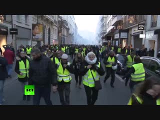 Перекрытые дороги, пробки и сотни пострадавших: французы протестуют против повышения цен на бензин