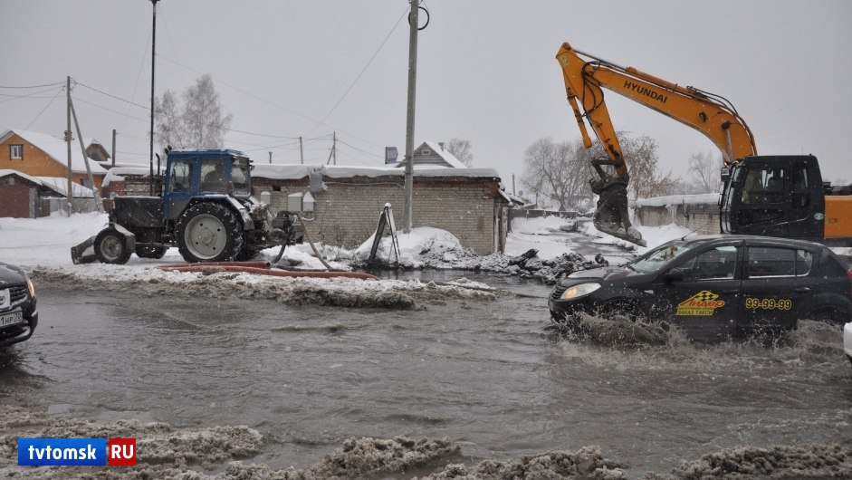 Бригада "Томскводоканала" устраняет порыв водопровода на Мариинском Бригада "Томскводоканала" устраняет порыв водопровода на Мариинском