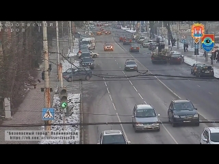 Манипулятор протаранил припаркованные автомобили